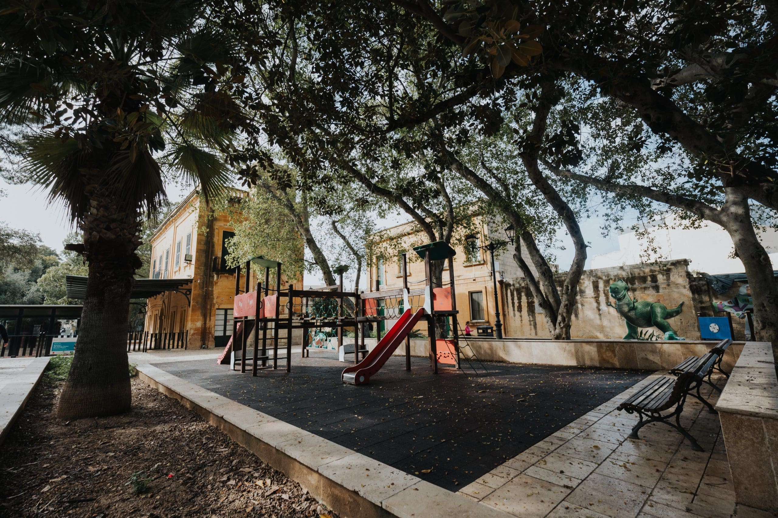 Gnien Rousset Ġnien l-Istazzjon - Parks in Malta